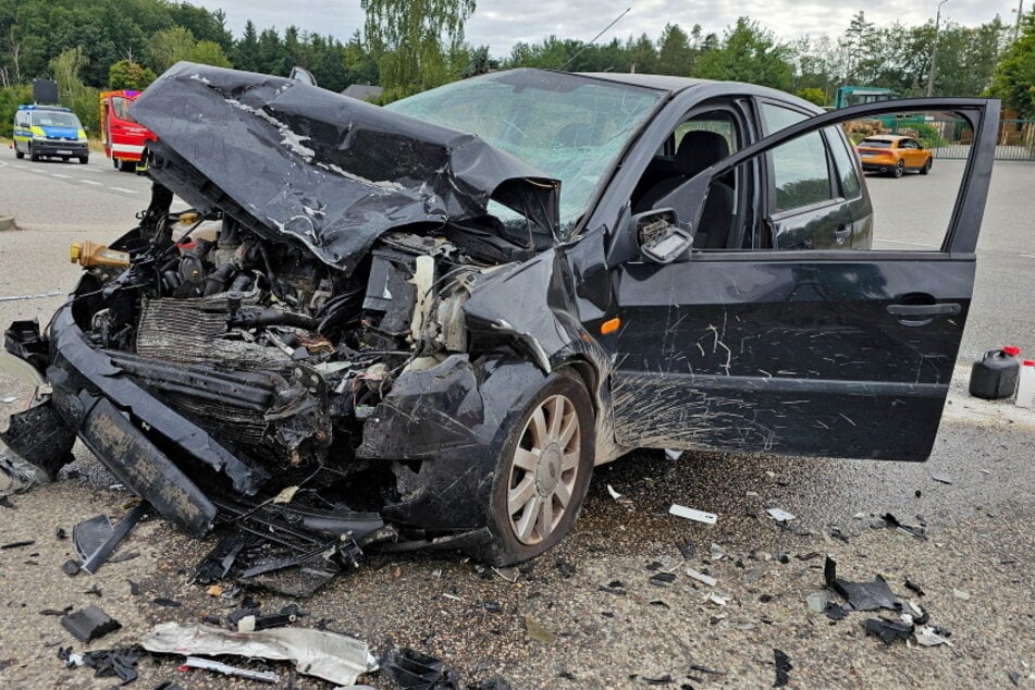 In Mittelsachsen kollidierten zwei Autos frontal miteinander.