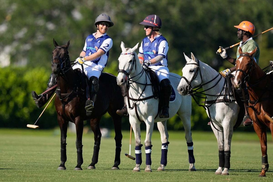 Prince Harry (l.) took part in the sporting event, and won the trophy together with his team.