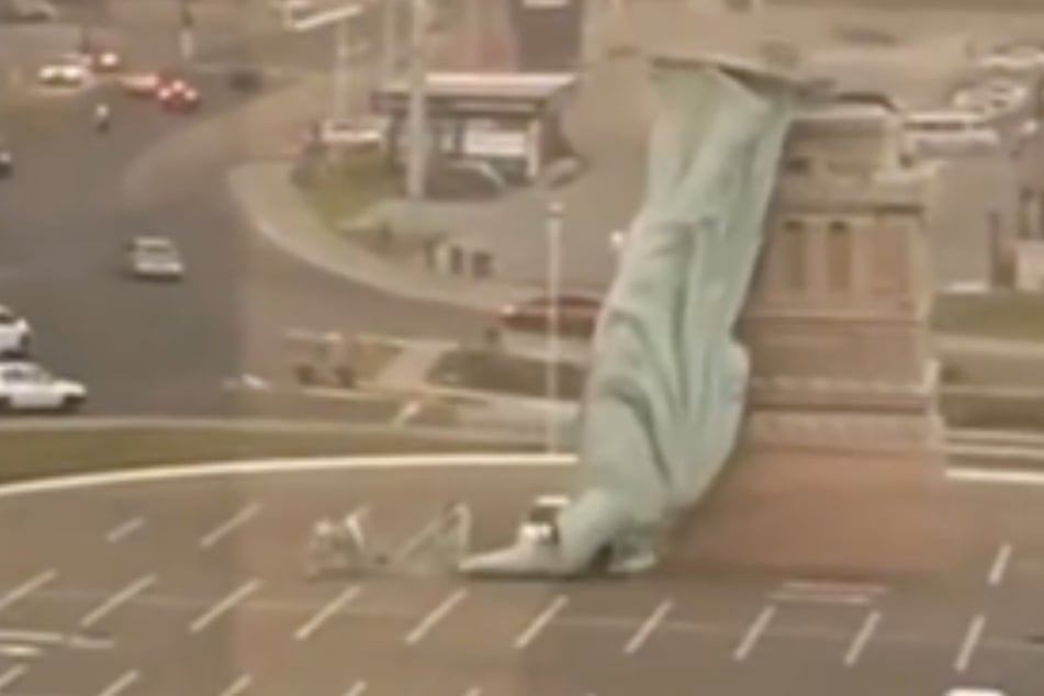 Una réplica de la mundialmente famosa Estatua de la Libertad se ha caído de su base en Brasil.