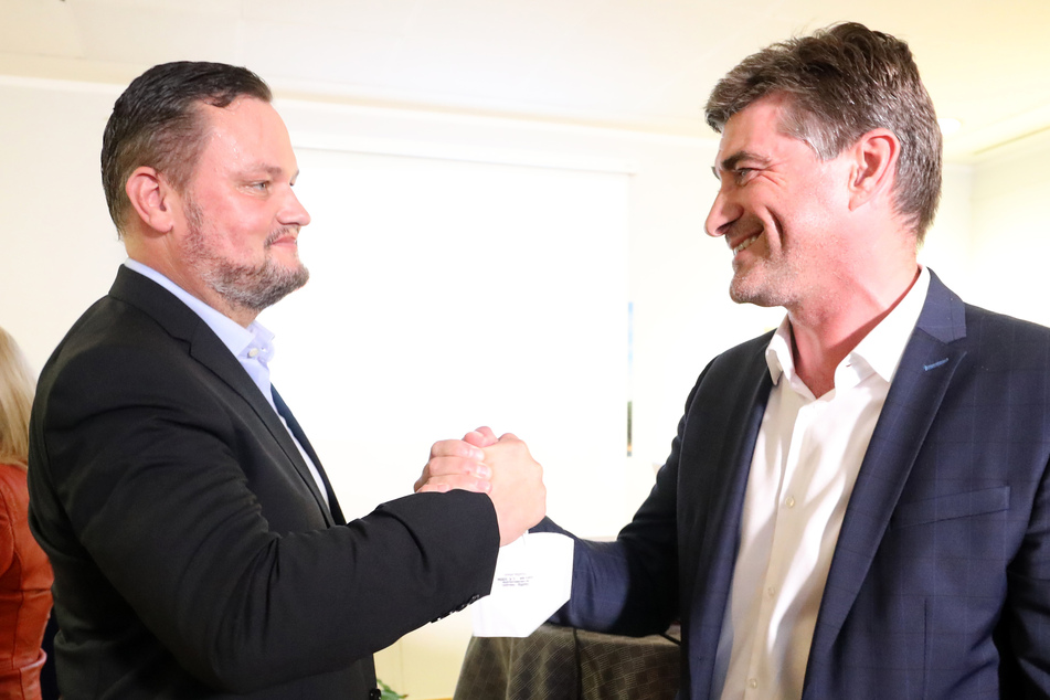 Rene Domke (r., FDP) und Hagen Reinhold (FDP) beglückwünschen sich zu dem Wahlergebnis.