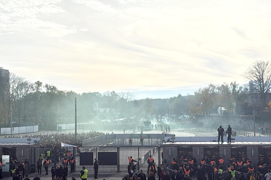 Pyro wird vor dem Eingang gezündet.