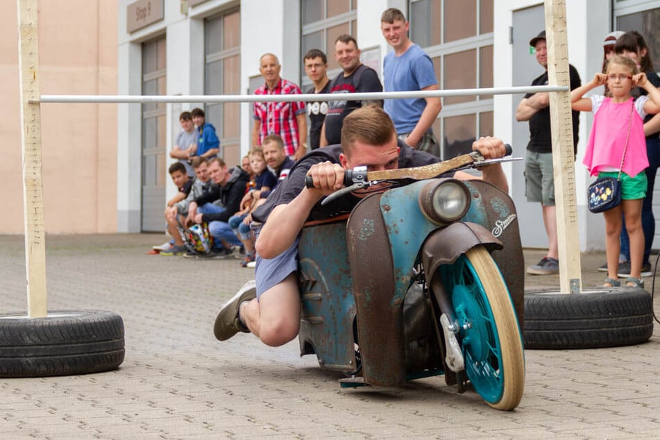 Beim Moped-Limbo gilt es, sich so klein wie möglich zu machen.