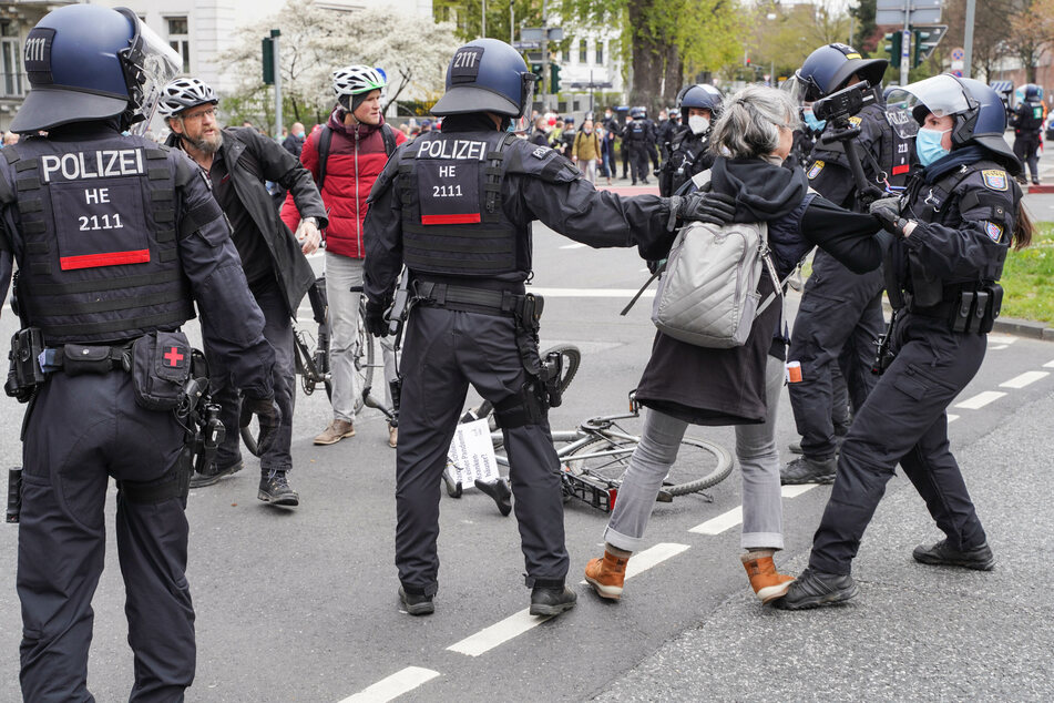 Zwischen den Demonstranten und der Polizei kam es immer wieder auch zu Rangeleien und Handgreiflichkeiten.