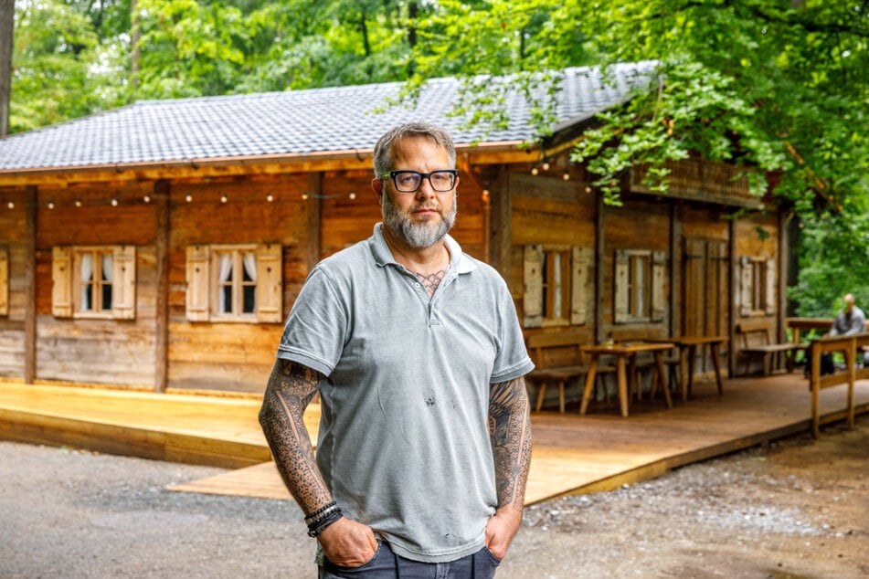 Stefan Hermann (49) steht verärgert vor seiner Waldhütte am Konzertplatz Weißer Hirsch.