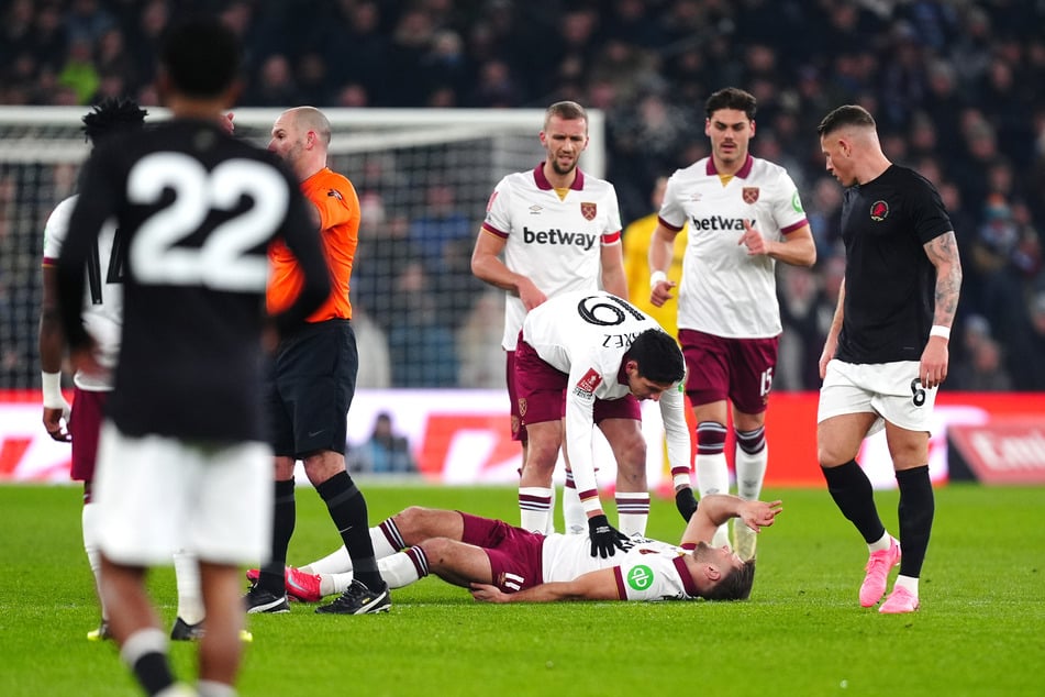 Für Niclas Füllkrug (31, am Boden) ging es schon nach wenigen Minuten im FA Cup nicht weiter.