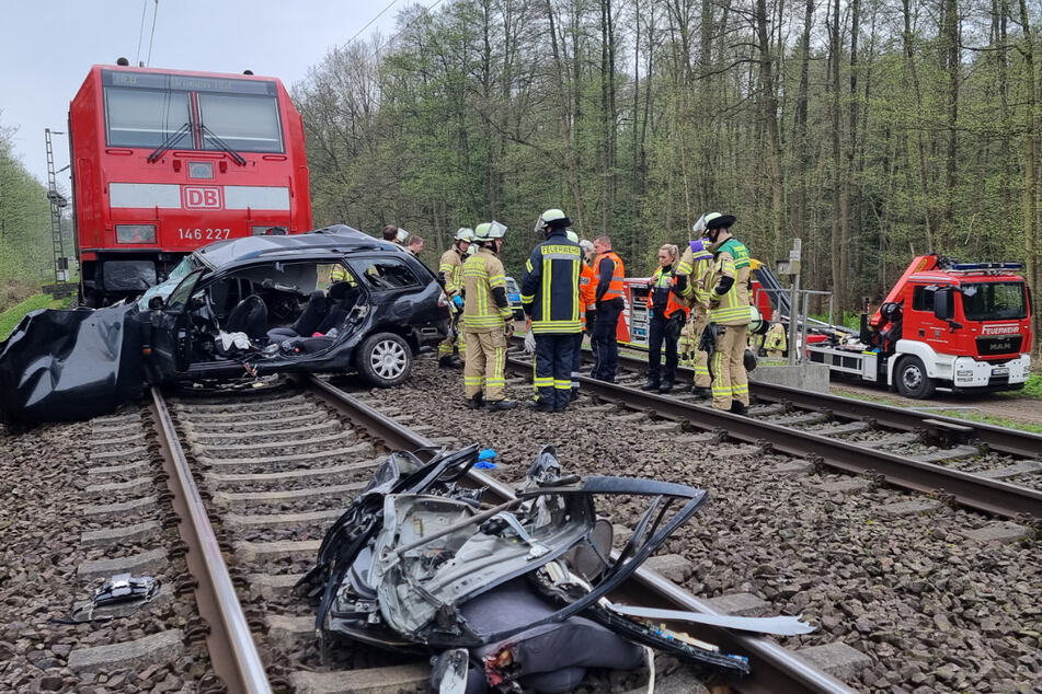 Auto von Zug erfasst: Drei junge Menschen sterben bei Horror-Unfall