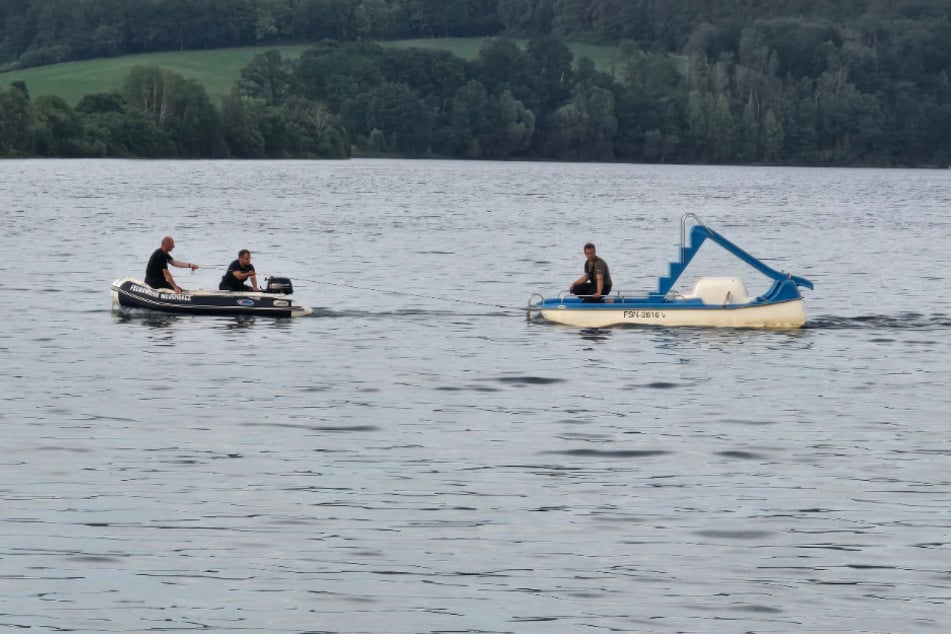 Die Suche nach den beiden Vermissten dauert derzeit noch an.