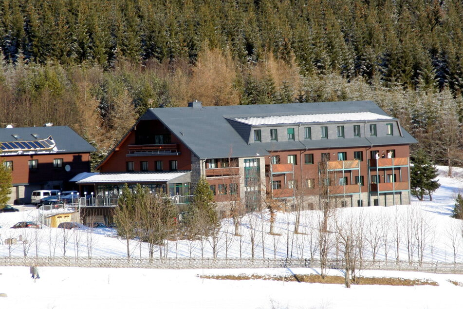 Das Hotel des Sportlers liegt verlassen am Fichtelberg-Hang, obwohl jetzt eigentlich Hochsaison ist.