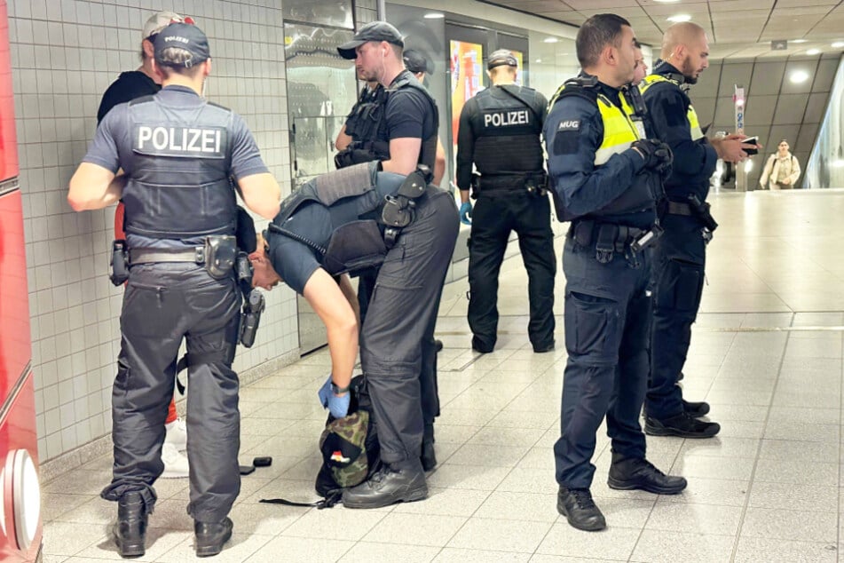 Bundes- und Landespolizei führten am Dienstag eine Großkontrolle am Hamburger Jungfernstieg durch.