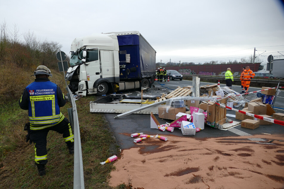 Die Aufräumarbeiten gestalten sich aufwändig, nur eine Spur der A3 in Richtung Köln ist frei.