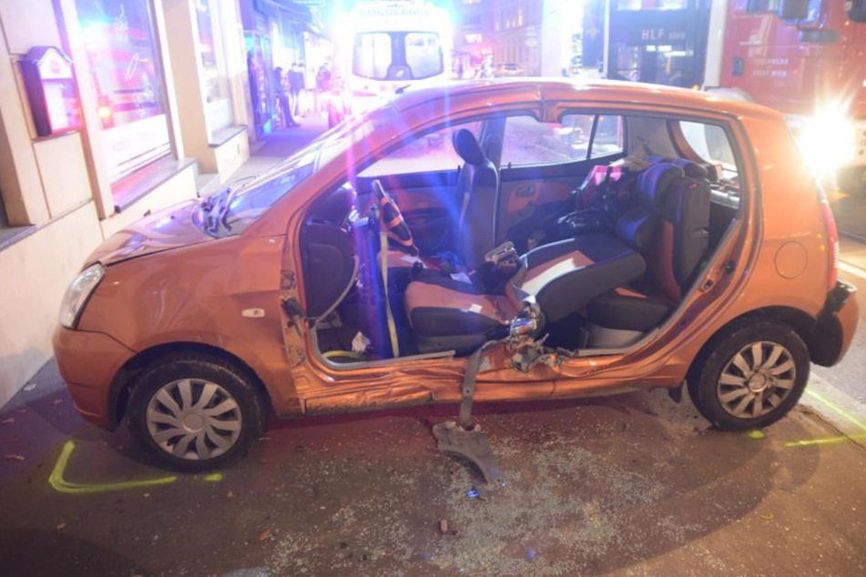 Bei einem Unfall in Wien krachte dieses Auto mit einer Straßenbahn zusammen.