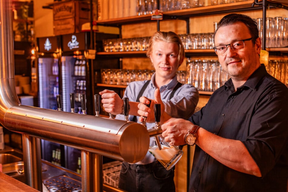 Barkeeper Theo Kukiela (22, l.) und Betreiber Maik Friedel (46, r.) zapfen künftig im Campus auf der Hübnerstraße.