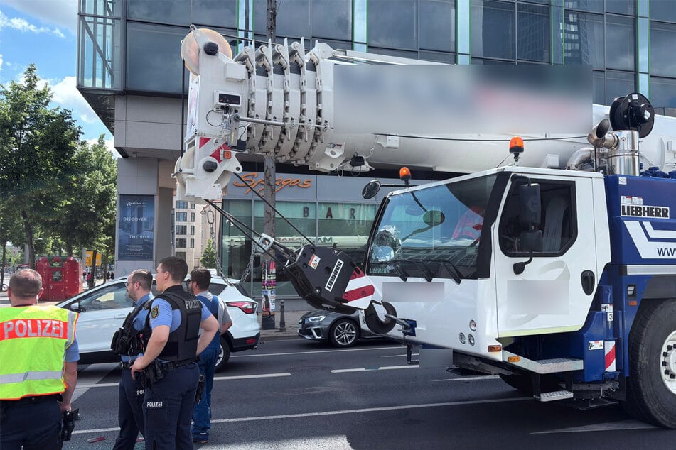 Am Augustusplatz mussten die Fahrspuren Richtung Hauptbahnhof gesperrt werden.