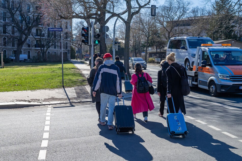Für den sicheren Weg von der einen zur anderen Straßenseite laufen Fußgänger quasi im Halbkreis.