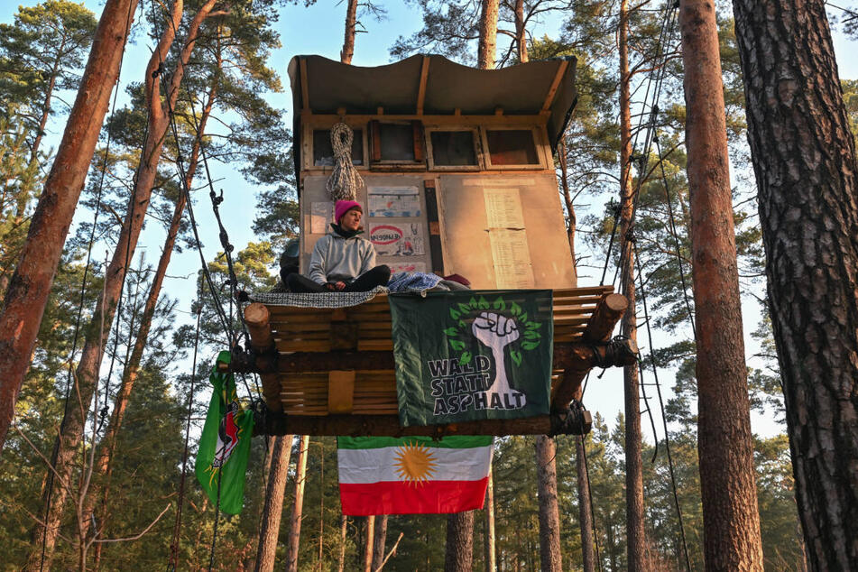 Eine Aktivistin hat ein fertiges Baumhaus bezogen.