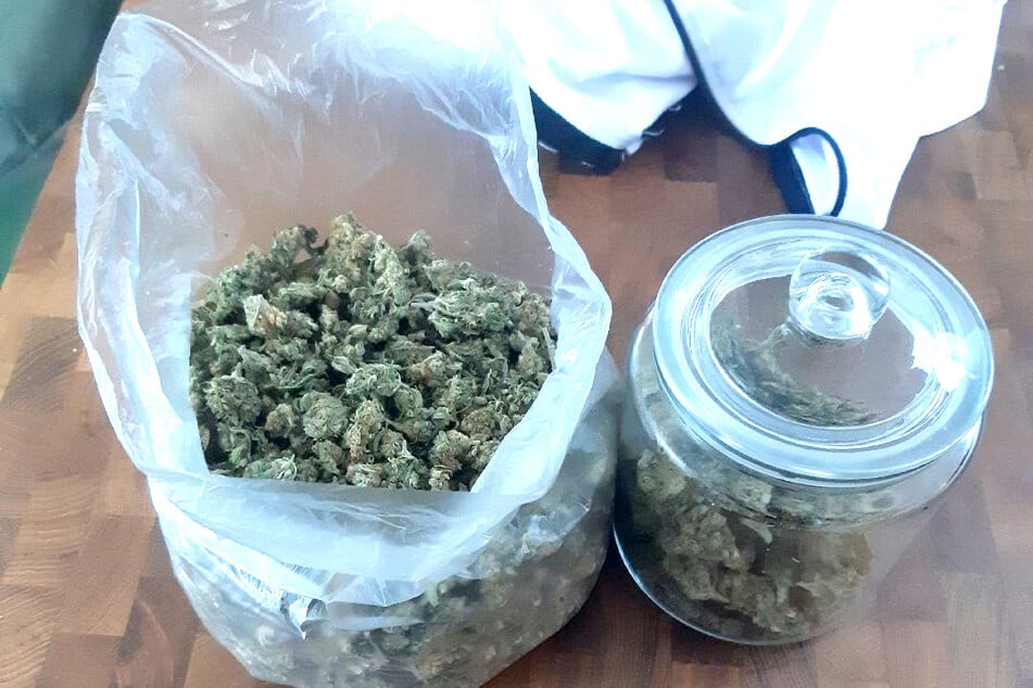 In einer Wohnung in Chemnitz fand die Polizei neben einer Feinwaage ca. 182,5 Gramm Marihuana sowie knapp 37 Gramm Tabakgemisch.