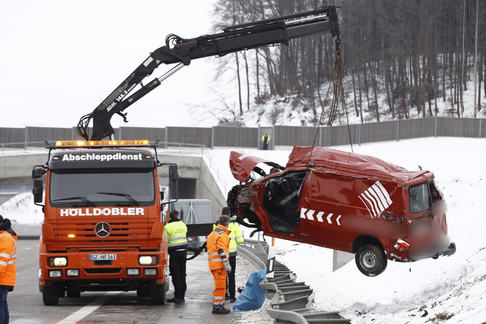 Das Wrack des Transporters wird geborgen.
