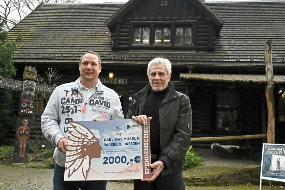 Die nächste Spende: Ralf Burgold (45, l.), Chef der Dachdecker GmbH, übergibt an Gojko Mitic (82) einen Scheck über 2000 Euro.