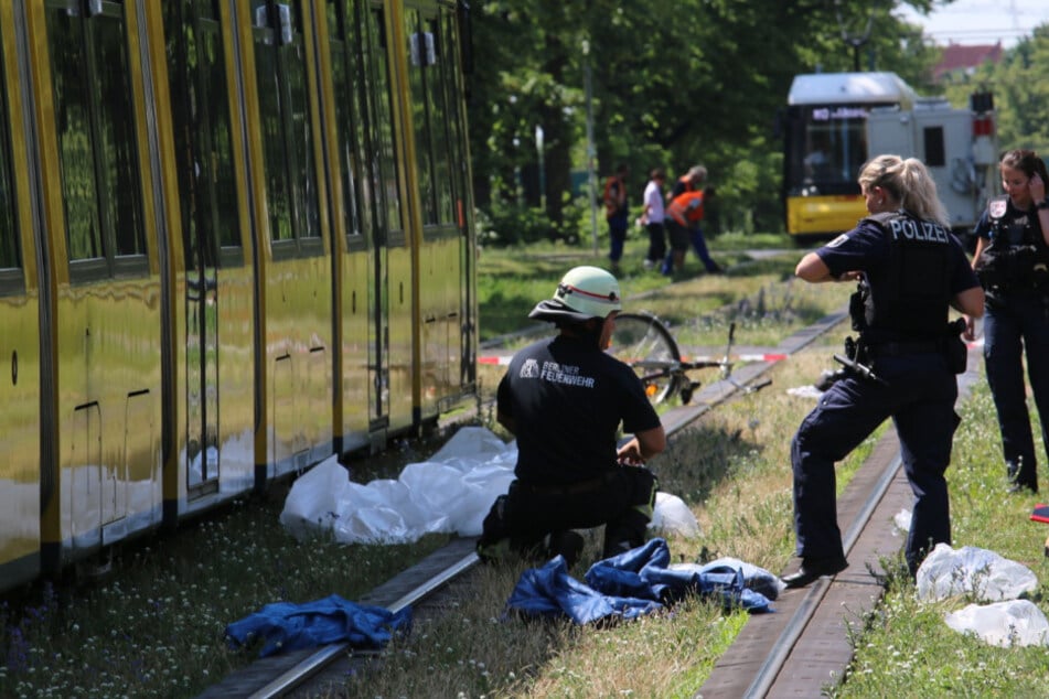 Polizei und Feuerwehr am Unfallort.