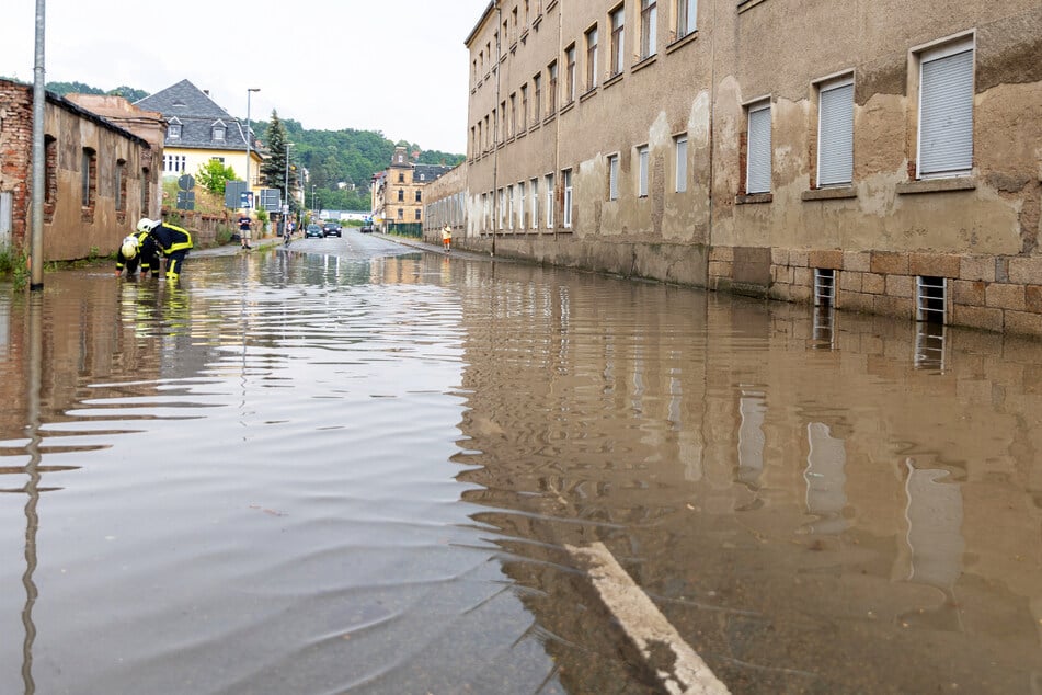 Nach kurzem Unwetter im Vogtland: Straße unter Wasser