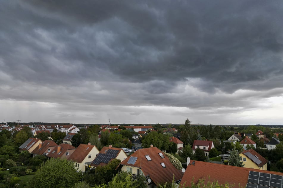 Die Experten können noch nicht genau vorhersagen, wie heftig die Gewitter werden und ob sie überhaupt über Leipzig ziehen. Ausgeschlossen werden können sie aber nicht. (Archivbild)