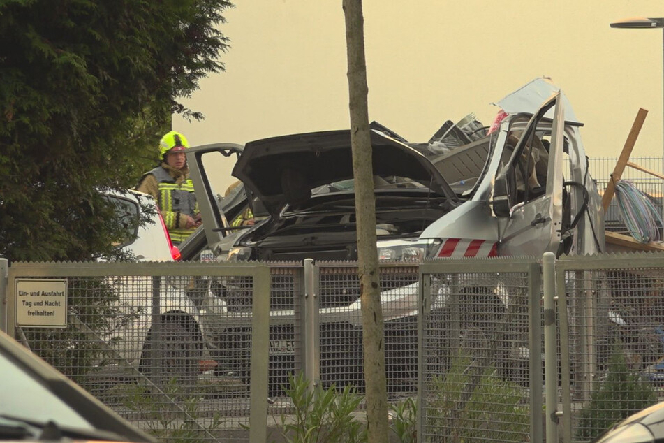 Ein Kleintransporter wurde bei einer Explosion zerstört.