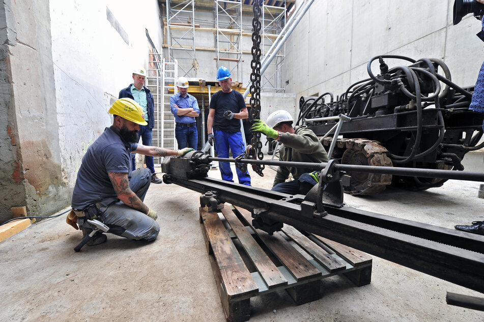 Mithilfe eines Mobilkrans wurde der 66 Jahre alte und sieben Tonnen schwere Bohrwagen in den neuen Museumsbau versetzt.