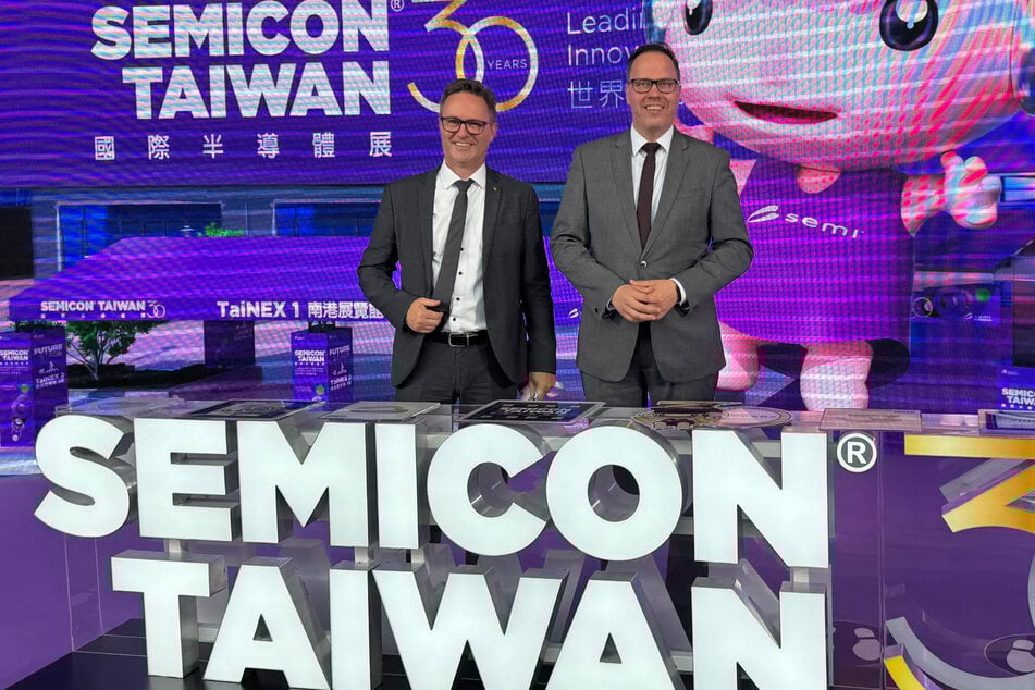 Wirtschaftsminister Dirk Panter (51, SPD, r.) und Thomas Horn (56) von der Wirtschaftsförderung Sachsen auf der Halbleitermesse Semicon in Taiwan.
