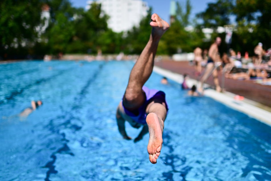 Bei Temperaturen von über 30 Grad war das Schwimmbad ein beliebter Ort zum Abkühlen für die Menschen in Thüringen. (Symbolbild)