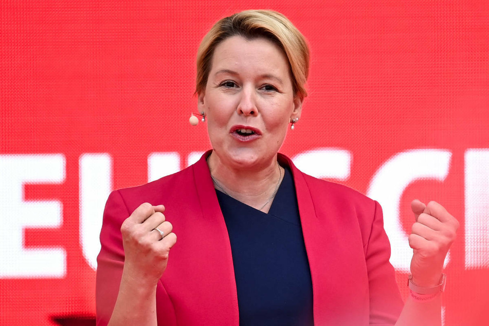 Franziska Giffey (43, SPD) spricht Ende August bei einer Wahlkampfkundgebung in Berlin-Mitte. Die SPD-Spitzenkandidaten für die Wahl zum Berliner Abgeordnetenhaus hat laut einer Umfrage die Nase leicht vorn vor ihrer Konkurrentin von den Grünen.
