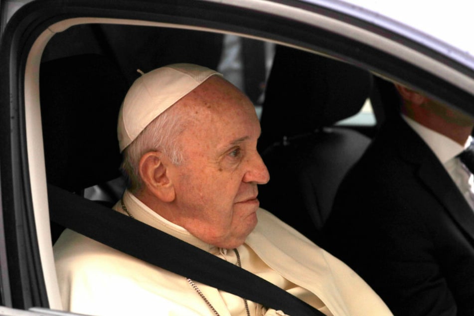 Papst Franziskus bei seiner Ankunft in der Basilika des heiligen Franz zur Unterzeichnung einer neuen Enzyklika.