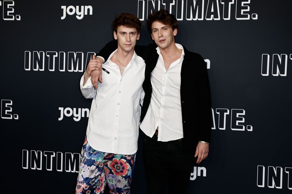 Die Zwillinge Oskar Belton (l.) und Emil Belton (r, beide 27) wurden unter anderem mit der Serie "Die Discounter" bekannt. (Archivbild)