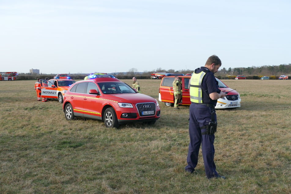 Rund 60 Einsatzkräfte eilten zur Unglücksstelle nahe dem Flugplatz in Hangelar (Rhein-Sieg-Kreis).