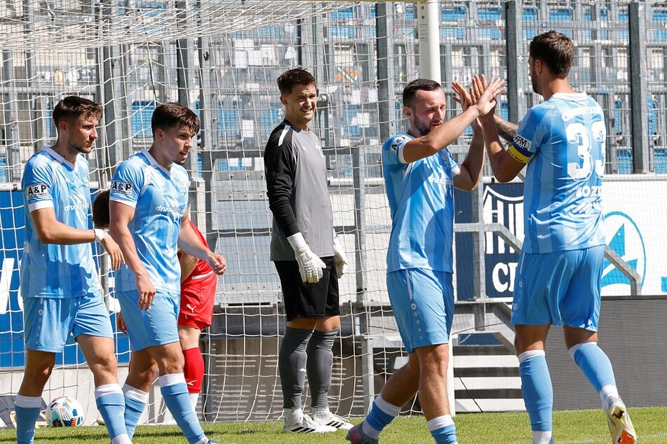 Dejan Bozic (r.) traf in der 37. Minute und machte das halbe Dutzend voll.