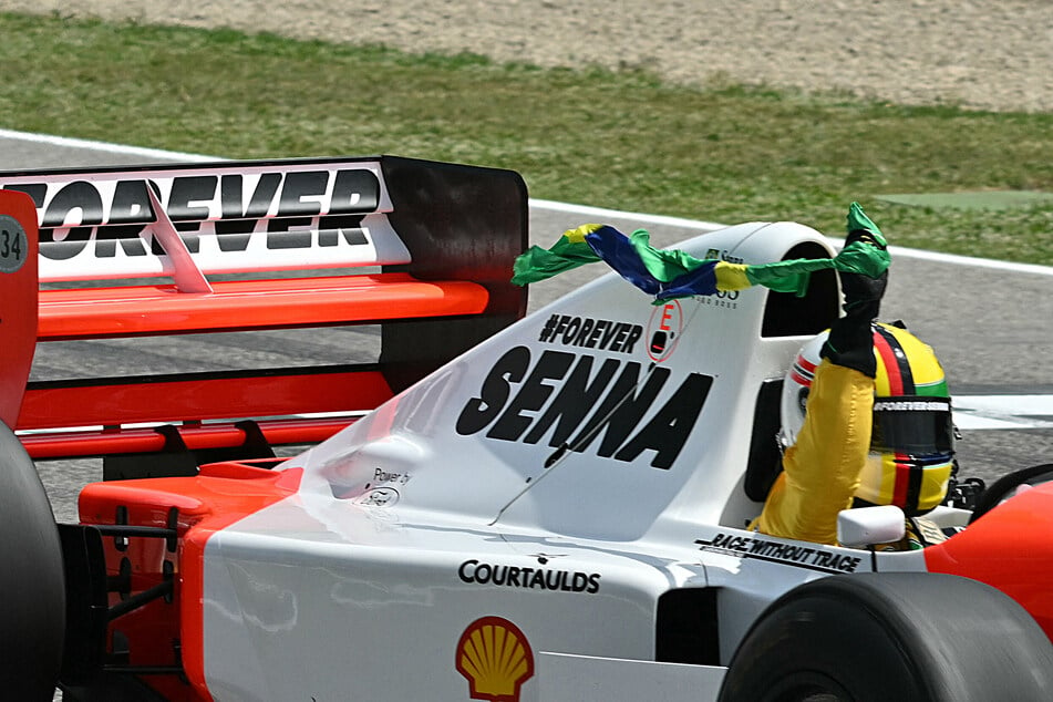 Vier Ehrenrunden drehte Ex-Weltmeister Sebastian Vettel (36) am Sonntag in Imola in Gedenken an den vor 30 Jahren ums Leben gekommene Ayrton Senna (†34).