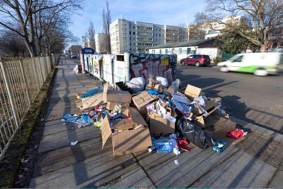 Bereits zu Weihnachten platzte der Pappmüll aus allen Nähten.