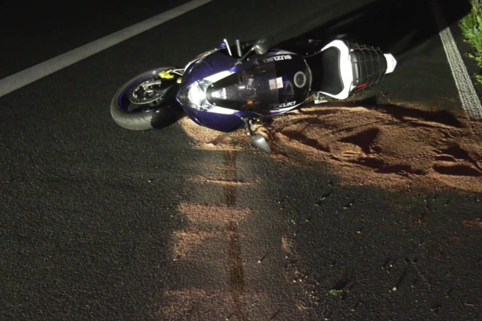 Tödlicher Unfall auf A5: Motorrad kracht gegen Auto und fährt fahrerlos weiter
