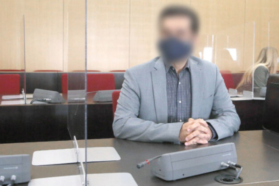 Der angeklagte Arzt (50) sitzt im Gerichtssaal vor seinem Prozess wegen Körperverletzung mit Todesfolge nach Operationen zu Po-Vergrößerungen.
