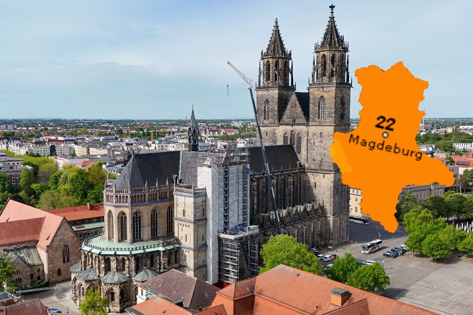 Das heiter-wolkige Wetter eignet sich perfekt für einen Spaziergang durch die Stadt - zum Beispiel am Magdeburger Dom vorbei.