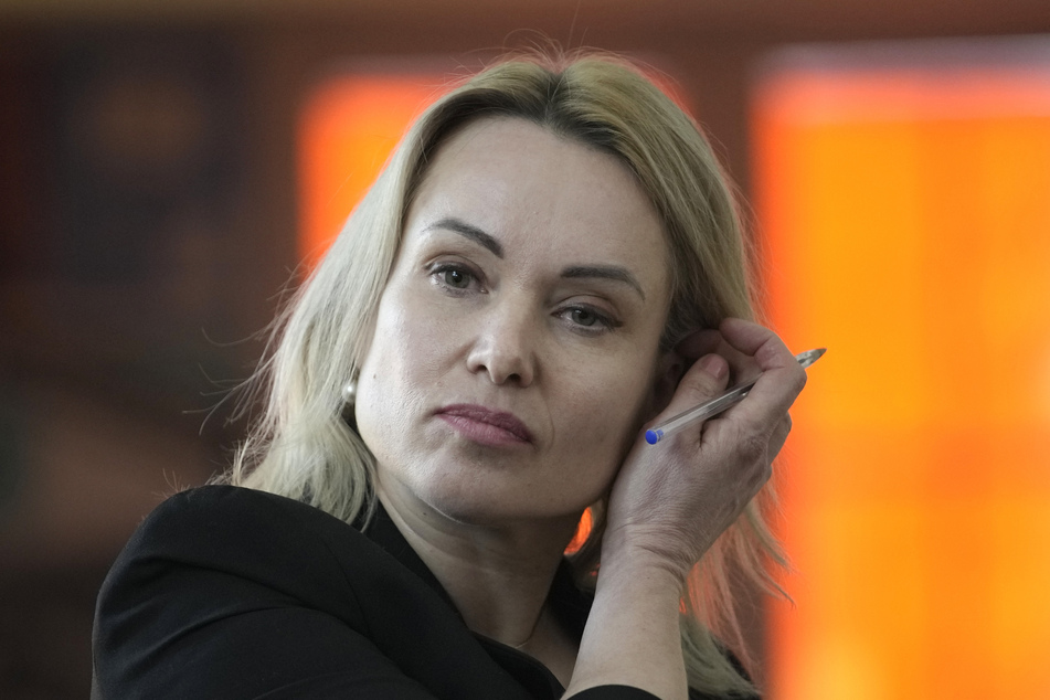 Marina Owsjannikowa (45), ehemalige russische Fernsehjournalistin, wurde von einem Moskauer Gericht zu achteinhalb Jahren Haft verurteilt.