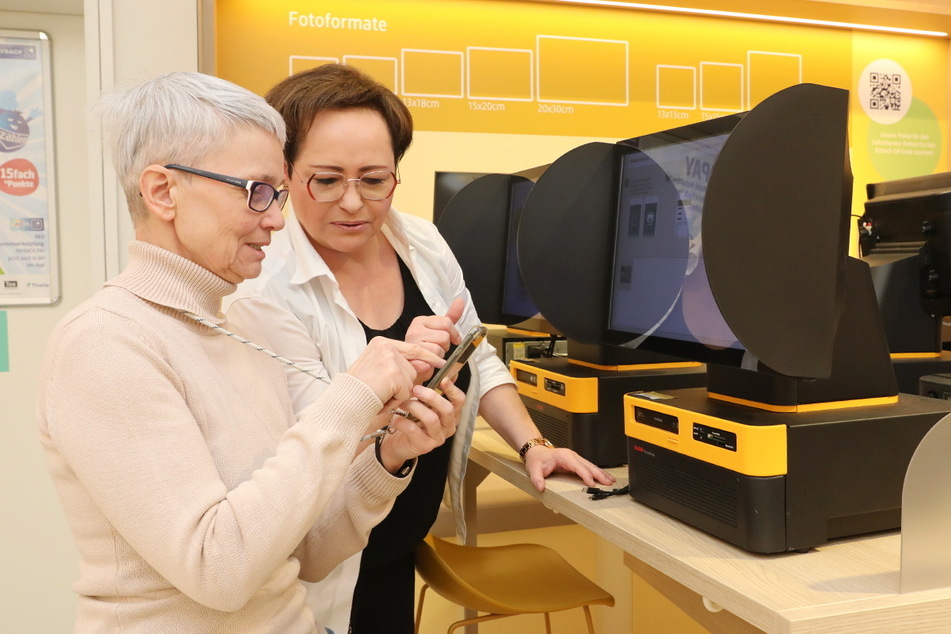 Ob Fotobücher oder Einladungskarten – an der neuen Fotostation könnt Ihr Eure Fotos gestalten.