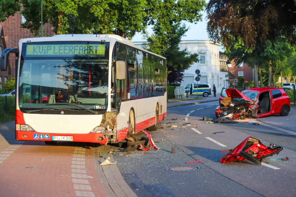 In Pinneberg sind am Sonntagmorgen ein Auto und ein Linienbus zusammengestoßen. Zwei Personen wurden dabei schwer verletzt.