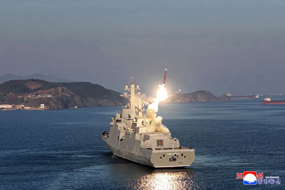 Die Choe Hyon feuert eine Rakete ab.