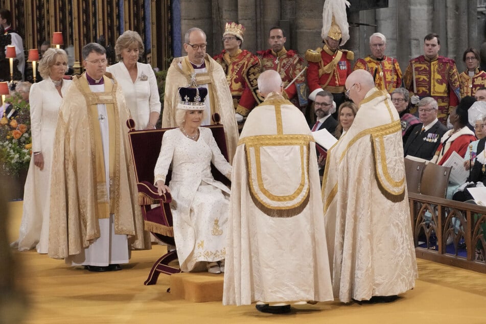 Königsgemahlin Camilla (75, M) wird während ihrer Krönungszeremonie in der Westminster Abbey mit der Krone von Königin Mary gekrönt.