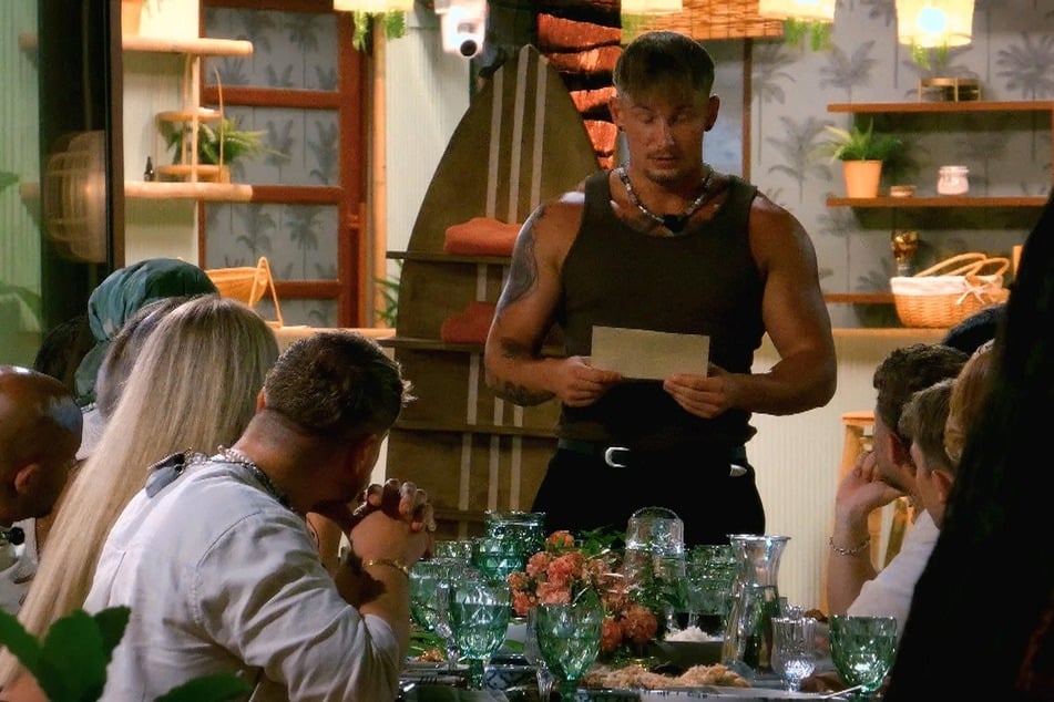 Beim "Dinner der Wahrheit" muss Bennett dann aber richtig einstecken. Fällt ihm schwer, er schießt lieber zurück.