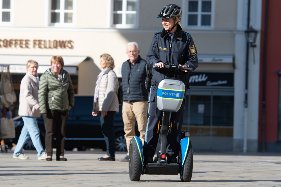 Eine Polizistin fährt mit einem Segway.