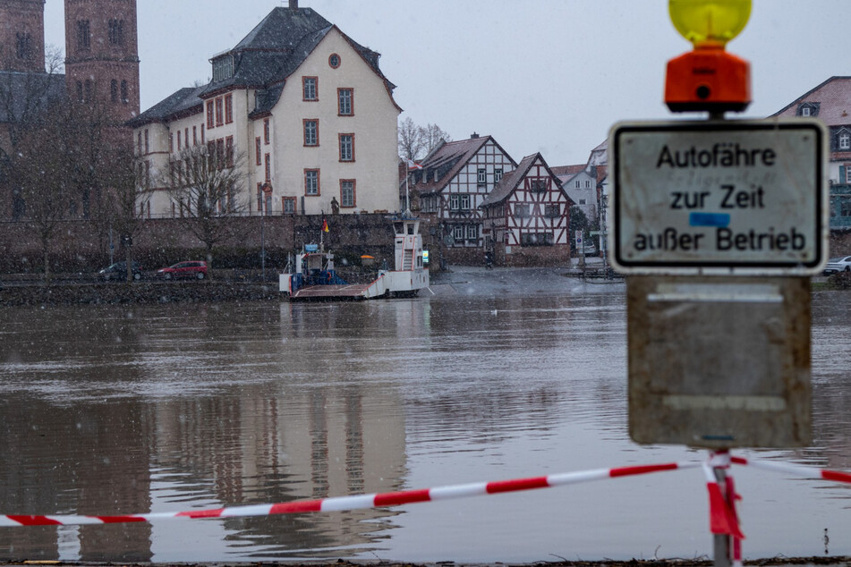 Die Autofähre in Seligenstadt ist aufgrund des Hochwassers am Main zurzeit außer Betrieb.