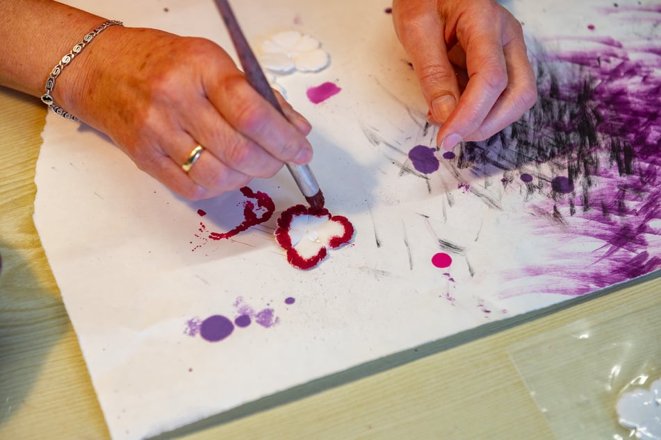 Wischen, tauchen, pinseln: In der Färberei bekommt das Blütenblatt sein unverwechselbares Aussehen verpasst.