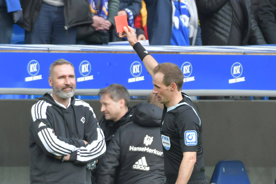 HSV-Trainer Tim Walter (47, l.) sah von Schiedsrichter Sascha Stegemann (38) die Rote Karte.