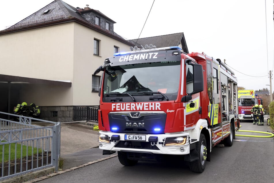 Die Feuerwehr rückte am Freitagmittag zu einem Wohnhaus in Chemnitz-Furth aus. Dort brannte es im Keller.